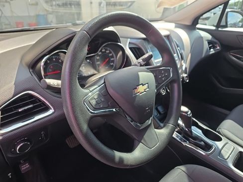 Used 2018 Chevrolet Cruze LT w/ Convenience Package FWD image 9