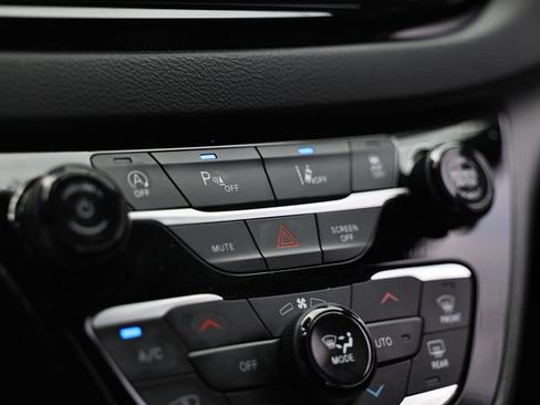 Used 2025 Chrysler Pacifica Select FWD image 36