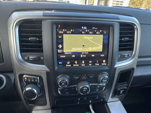 Used 2020 RAM 1500 Classic SLT w/ Luxury Group image 32