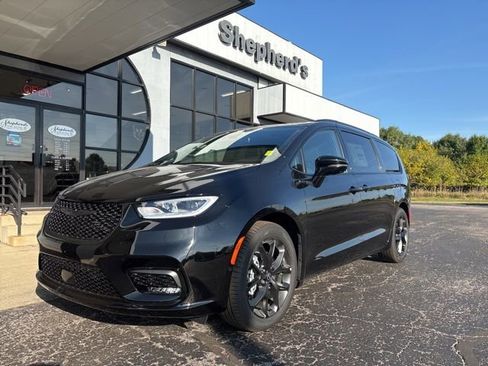New 2026 Chrysler Pacifica Limited w/ S Appearance Package image 2