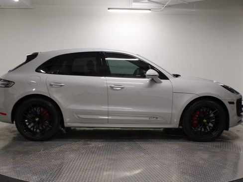 Certified 2025 Porsche Macan GTS image 8