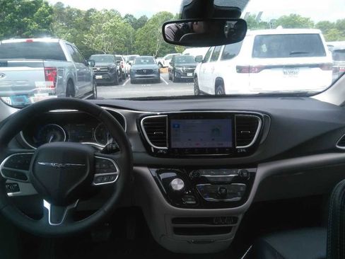 Used 2024 Chrysler Pacifica Touring-L FWD image 2
