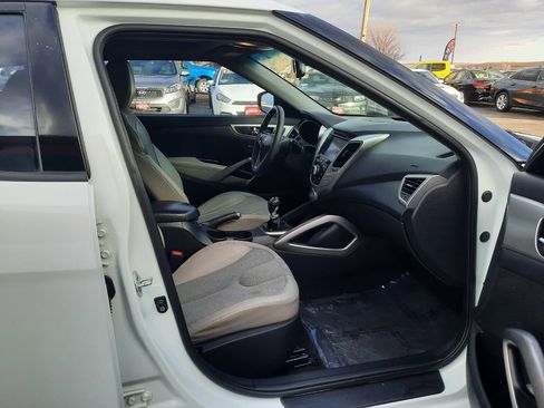 Used 2012 Hyundai Veloster w/ Style Pkg image 7