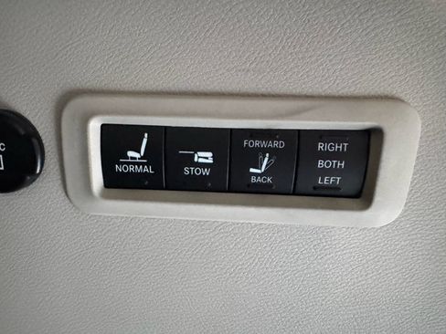 Used 2017 Chrysler Pacifica Limited FWD image 25