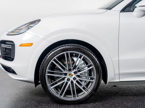 Used 2022 Porsche Cayenne Turbo image 19