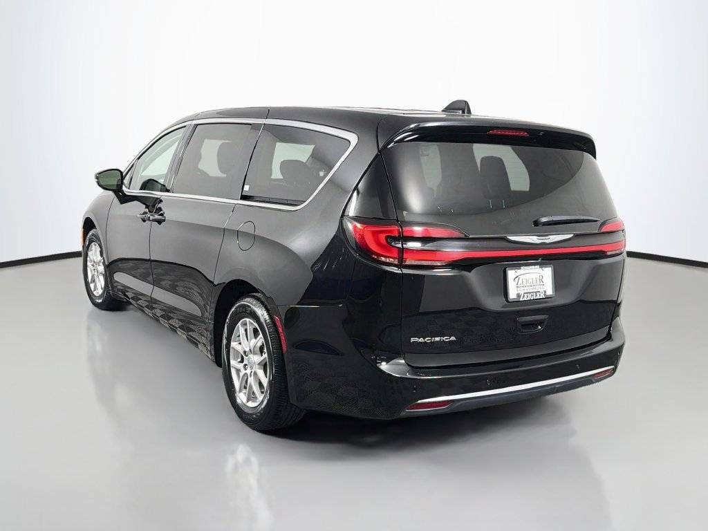 Used 2024 Chrysler Pacifica Touring-L FWD image 5
