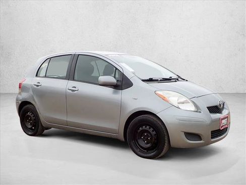 Used 2010 Toyota Yaris 4-Door Hatchback image 6