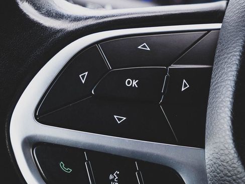 Used 2019 Chrysler Pacifica Touring-L image 12