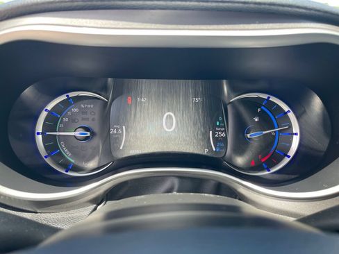 Used 2024 Chrysler Pacifica Limited FWD image 19
