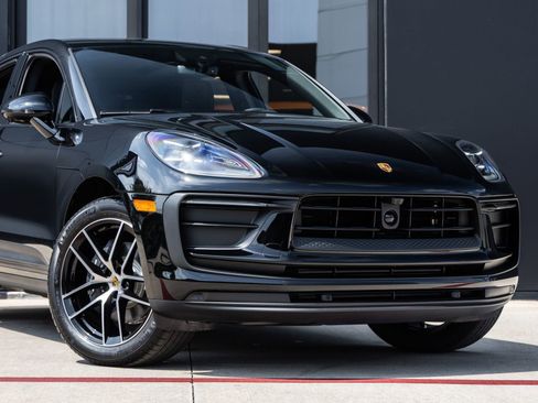 Certified 2026 Porsche Macan AWD/4WD image 9