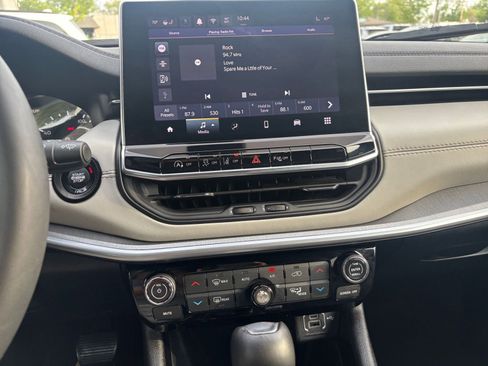 Used 2025 Jeep Compass Limited image 17