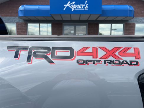 Used 2021 Toyota Tacoma TRD Off-Road w/ TRD Premium Off Road Package AWD/4WD image 12