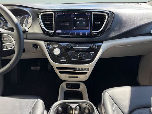 Used 2023 Chrysler Pacifica Touring-L FWD image 33