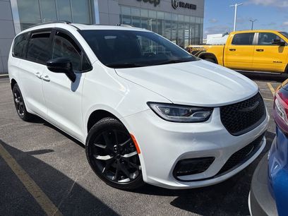 Used 2023 Chrysler Pacifica Limited w/ Uconnect Theater Family Group