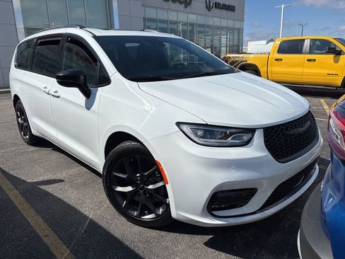 Used 2023 Chrysler Pacifica Limited w/ Uconnect Theater Family Group image 1