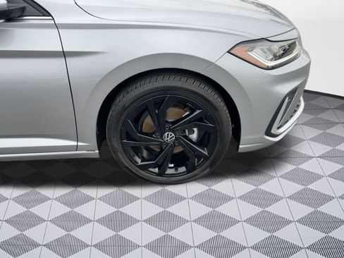 Certified 2025 Volkswagen Jetta SE image 11