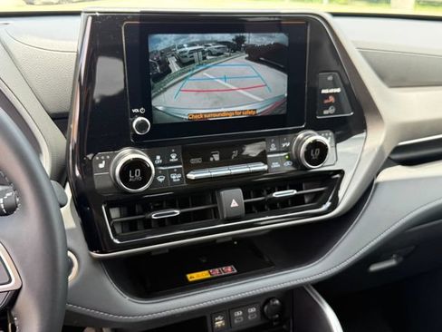 Used 2025 Toyota Highlander XLE FWD image 19