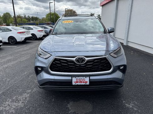 Used 2023 Toyota Highlander XLE AWD/4WD image 3