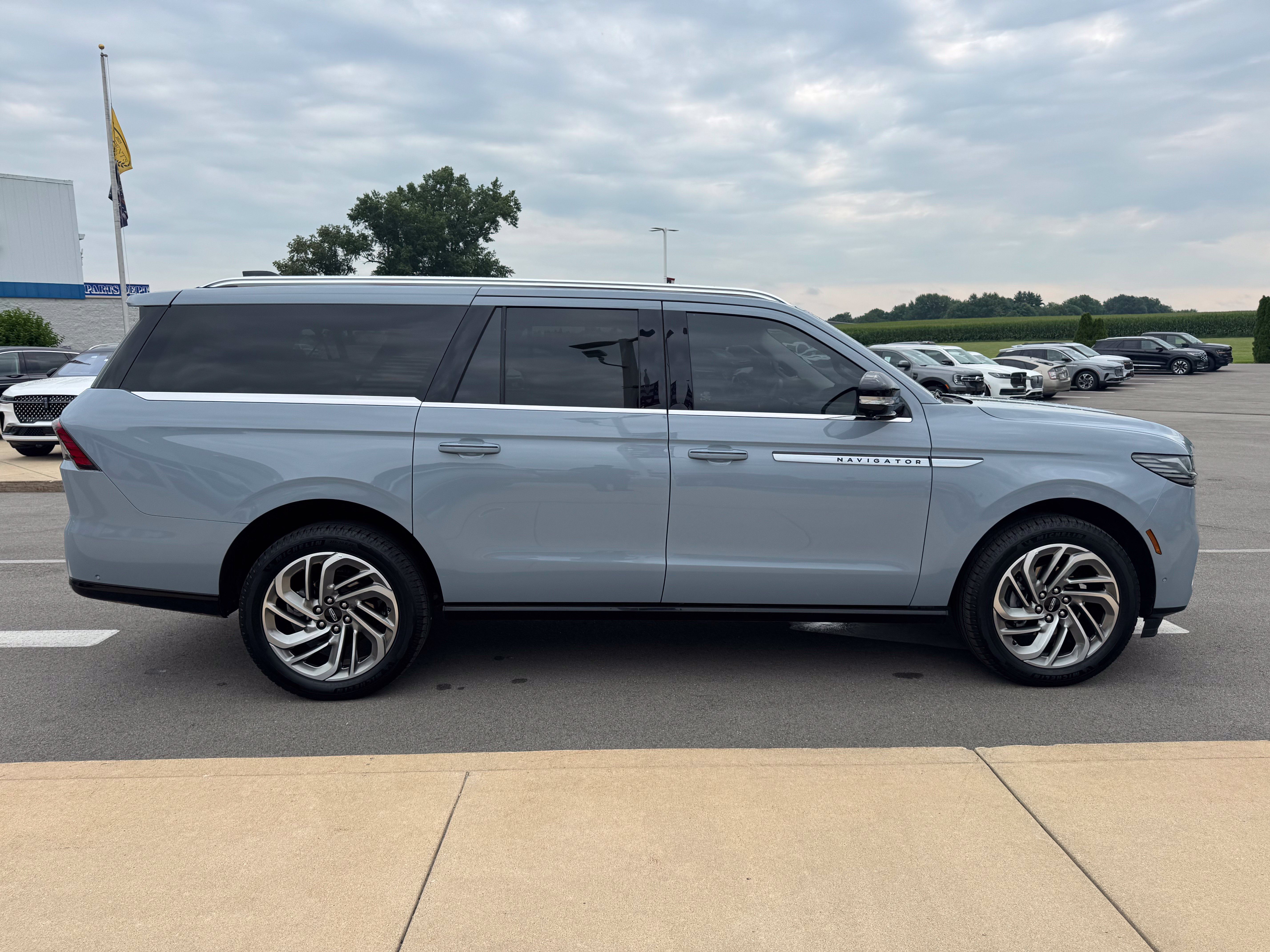 Used 2025 Lincoln Navigator L Reserve AWD/4WD image 8