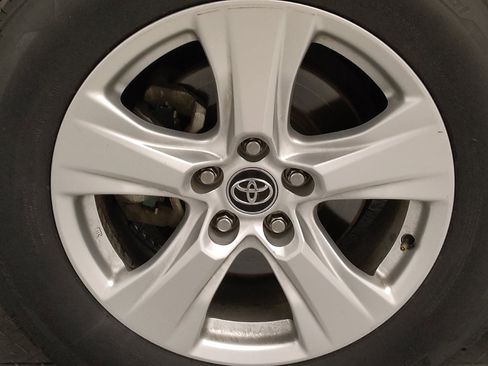 Used 2021 Toyota RAV4 XLE AWD/4WD image 31