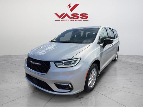 New 2026 Chrysler Pacifica Select image 3