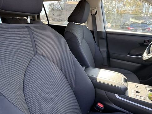 Used 2024 Toyota Highlander LE image 22