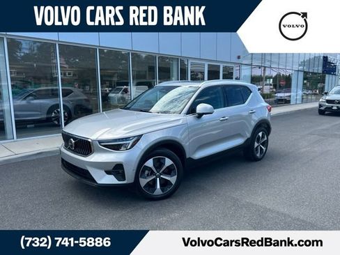 Used 2025 Volvo XC40 B5 Plus AWD/4WD image 1