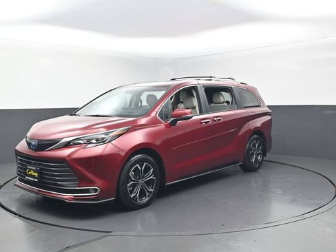 Used 2025 Toyota Sienna Platinum AWD/4WD image 3