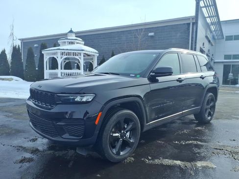 Used 2024 Jeep Grand Cherokee Altitude AWD/4WD image 2
