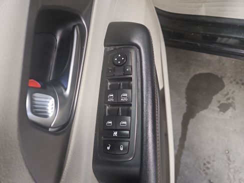 Used 2022 Chrysler Pacifica Touring-L FWD image 25