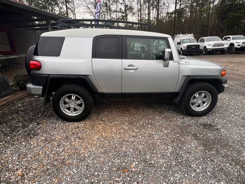 Used 2007 Toyota FJ Cruiser Sport Utility 2D image 2