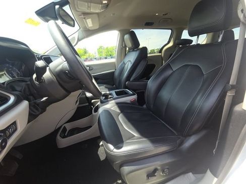 Used 2023 Chrysler Pacifica Touring-L FWD image 28