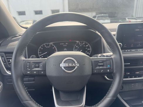 Used 2025 Nissan Rogue SV FWD image 29