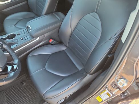 Used 2021 Toyota Highlander XLE AWD/4WD image 13