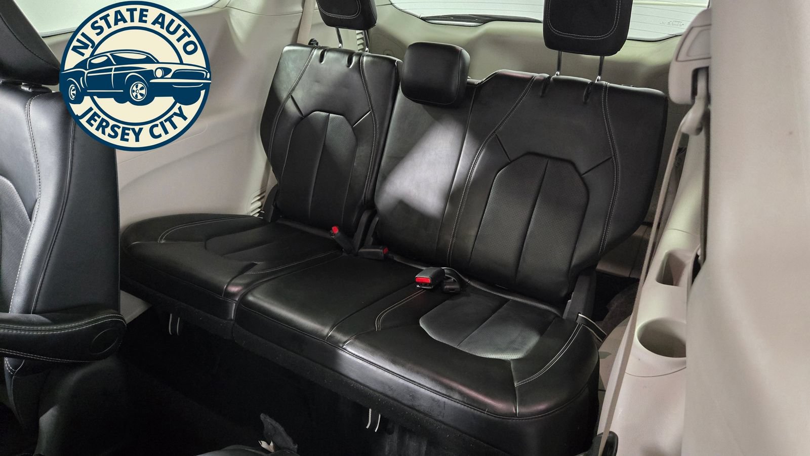 Used 2024 Chrysler Pacifica Limited FWD image 28