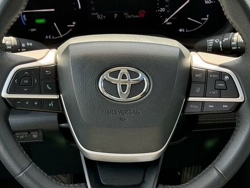 Used 2025 Toyota Sienna XLE FWD image 13
