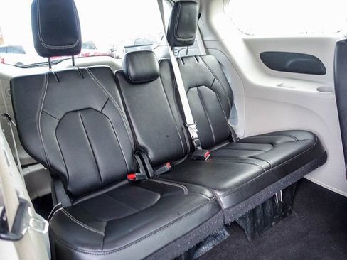 Used 2023 Chrysler Pacifica Touring-L FWD image 21