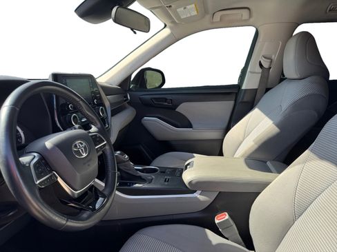 Used 2021 Toyota Highlander LE image 32