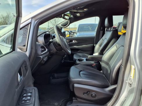 Used 2026 Chrysler Pacifica Select FWD image 19