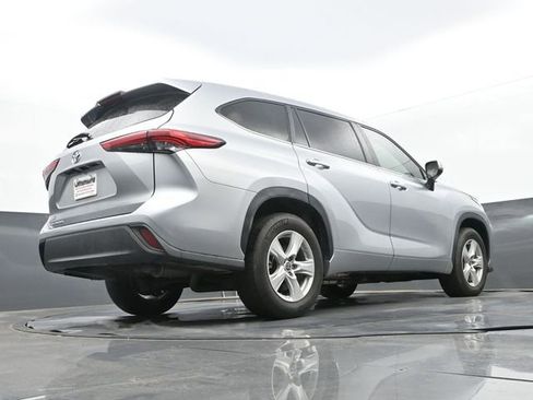 Used 2023 Toyota Highlander L FWD image 11