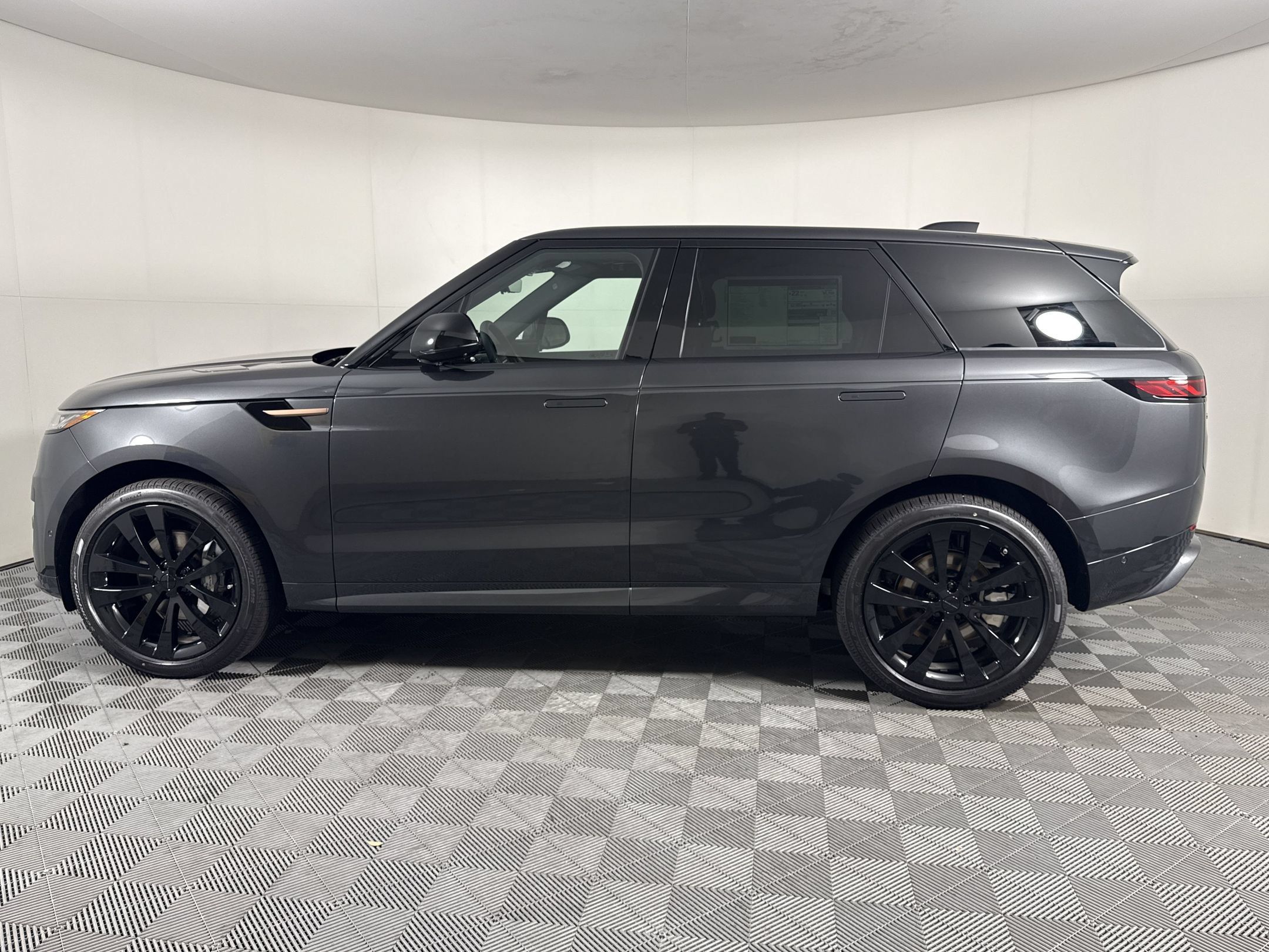 New 2026 Land Rover Range Rover Sport Dynamic SE AWD/4WD image 2