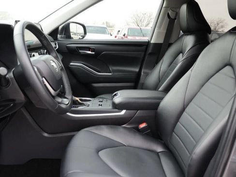 Used 2025 Toyota Highlander XLE image 13
