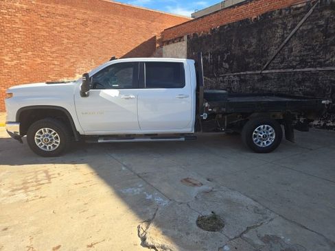 Used 2024 Chevrolet Silverado 2500 LT w/ Convenience Package image 4