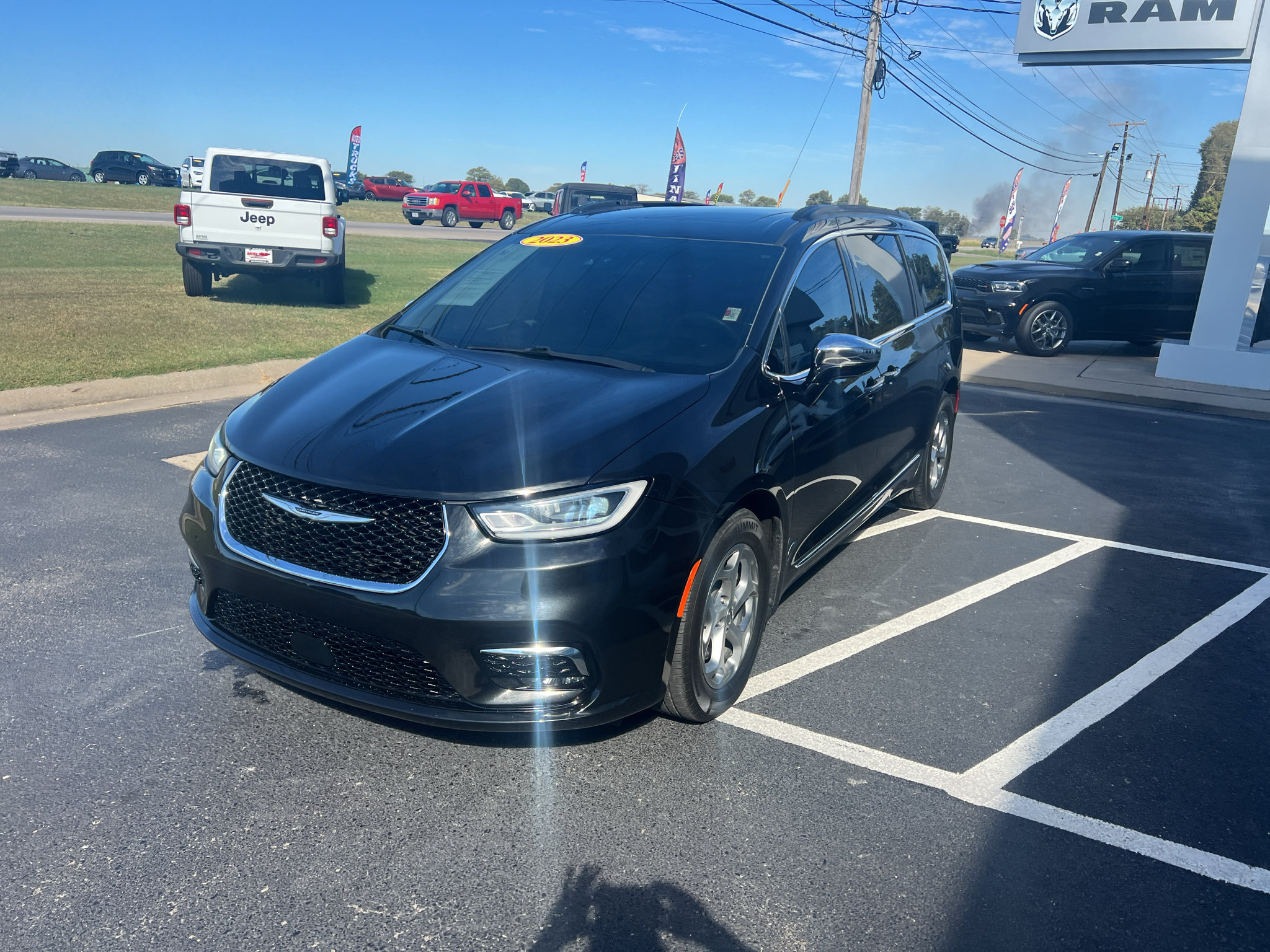 Used 2023 Chrysler Pacifica Limited FWD image 4