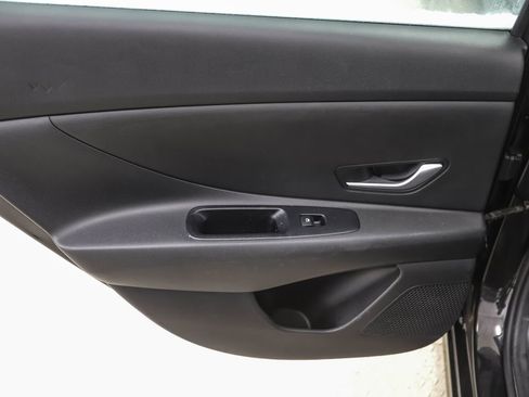 Used 2022 Hyundai Elantra SEL w/ Preferred Accessory Package image 19