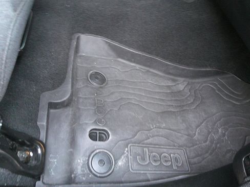 Used 2024 Jeep Gladiator Sport image 28