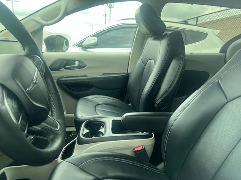 Used 2024 Chrysler Pacifica Touring-L FWD image 6