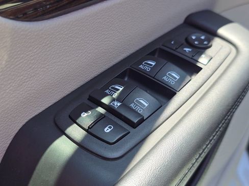 Used 2023 Chrysler Pacifica Limited FWD image 24