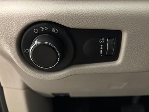 Used 2018 Chrysler Pacifica L FWD image 13