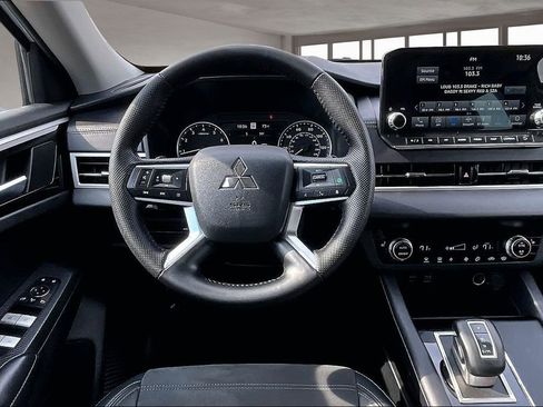 Used 2023 Mitsubishi Outlander SE AWD/4WD image 6